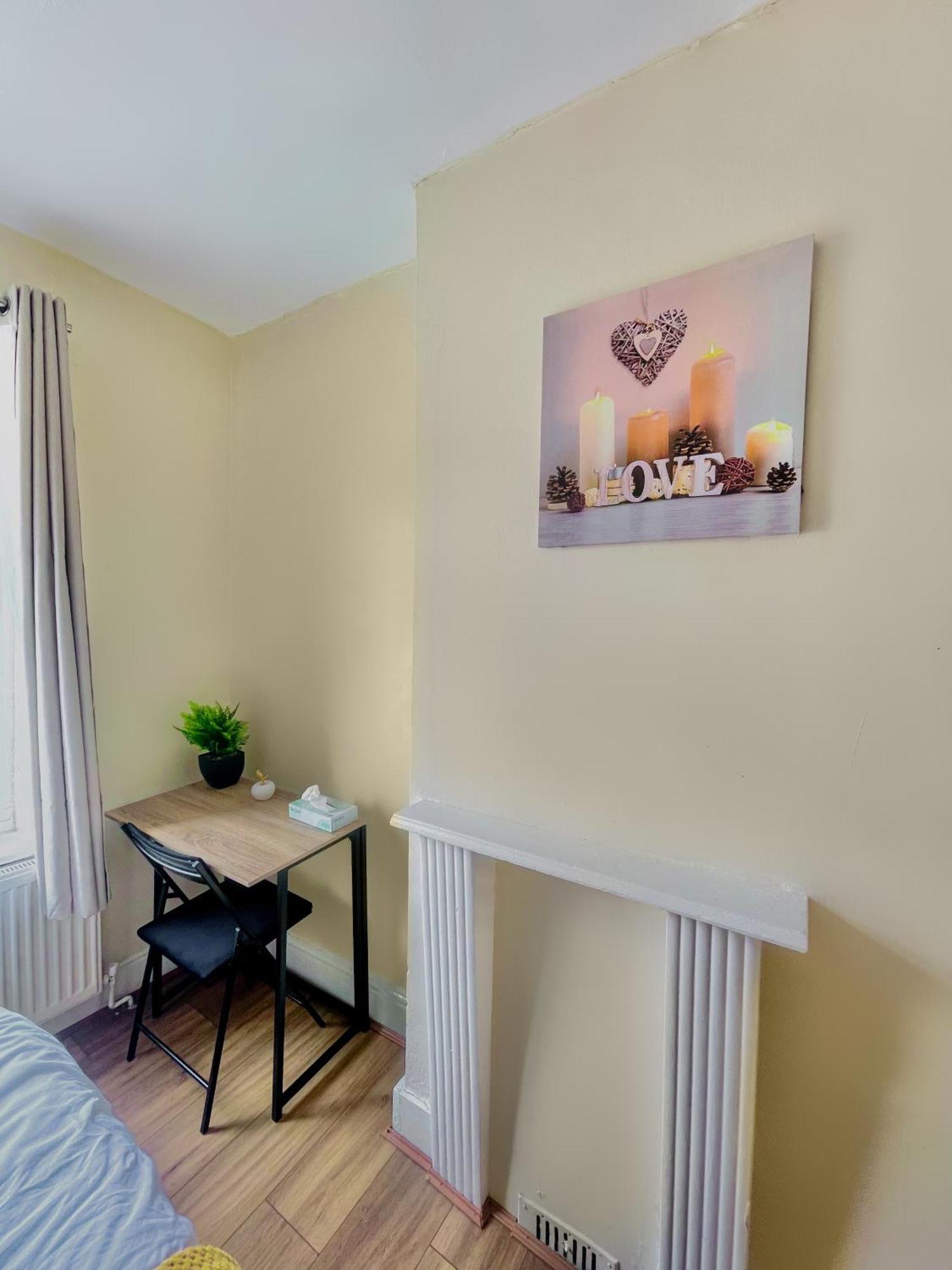 In Plaistow & Free Parking Apartment